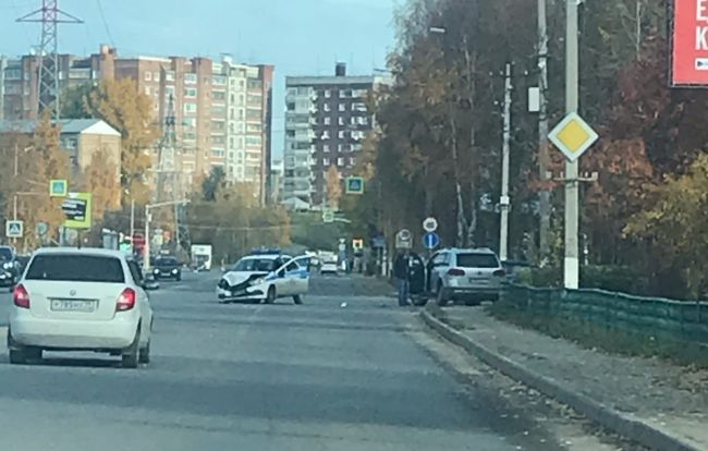 В Ухте Touareg врезался в патрульную машину