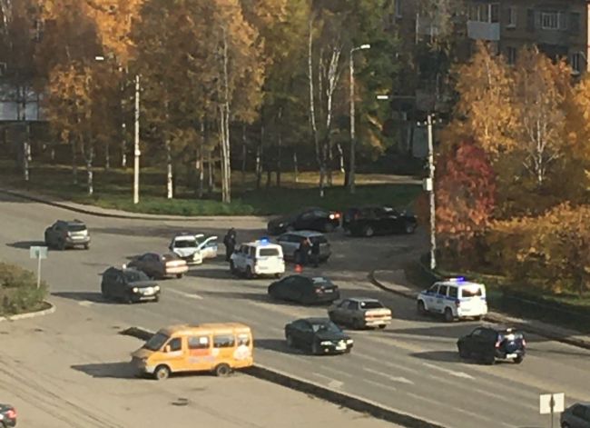В Ухте Touareg врезался в патрульную машину